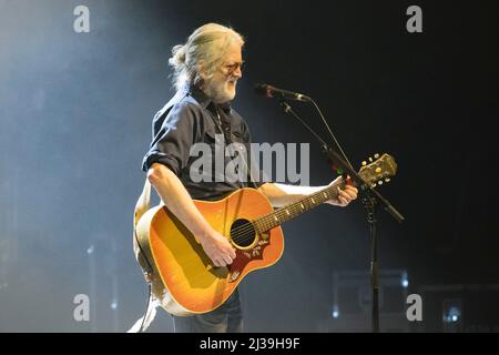 Greg Keelor, membro della band country rock canadese Blue Rodeo, si esibisce in uno spettacolo esaurito presso la Massey Hall di Toronto. Foto Stock