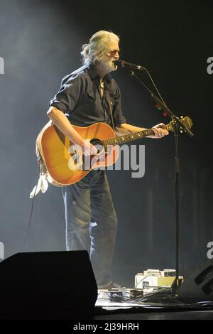 Toronto, Canada. 04th Apr 2022. Greg Keelor, membro della band country rock canadese Blue Rodeo, si esibisce in uno spettacolo esaurito presso la Massey Hall di Toronto. (Foto di Angel Marchini/SOPA Images/Sipa USA) Credit: Sipa USA/Alamy Live News Foto Stock