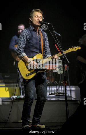 Toronto, Canada. 04th Apr 2022. Jim Cuddy, membro della band country rock canadese Blue Rodeo, si esibisce in uno spettacolo esaurito presso la Massey Hall di Toronto. (Foto di Angel Marchini/SOPA Images/Sipa USA) Credit: Sipa USA/Alamy Live News Foto Stock