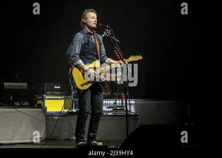 Toronto, Canada. 04th Apr 2022. Jim Cuddy, membro della band country rock canadese Blue Rodeo, si esibisce in uno spettacolo esaurito presso la Massey Hall di Toronto. (Foto di Angel Marchini/SOPA Images/Sipa USA) Credit: Sipa USA/Alamy Live News Foto Stock