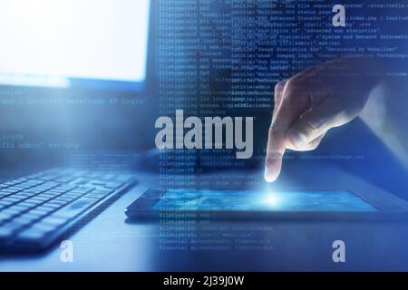 Informazioni con il semplice tocco di un pulsante. Scatto ritagliato di un programmatore maschio irriconoscibile al lavoro. Foto Stock