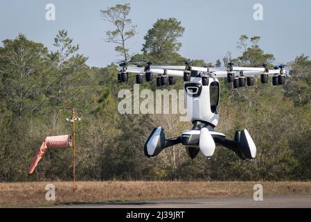 Elgin AFB, Stati Uniti d'America. 04 aprile 2022. Un aereo da decollo e atterraggio verticale degli Stati Uniti, il sistema di sollevamento dell'aeronautica Hexa, si alza in aria durante il suo primo test di volo senza equipaggio tramite telecomando alla base dell'aeronautica di Elgin, 4 aprile 2022 a Elgin AFB, Florida. L'aeromobile, che utilizzava 18 motori ed eliche, volò per circa 10 minuti e raggiunse un'altezza di circa 50 piedi. Credit: Samuel King Jr./US Air Force Photo/Alamy Live News Foto Stock