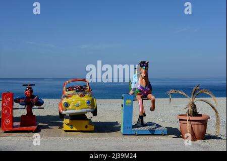 Scilla, Italia 22/10/2013: Giochi sulla spiaggia. © Andrea Sabbadini Foto Stock