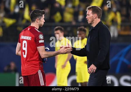 Villarreal, Spagna. 06th Apr 2022. Calcio: Champions League, FC Villarreal - FC Bayern München, quarti di finale, prima tappa all'Estadio de la Ceramica. L'allenatore di Monaco Julian Nagelsmann (r) ringrazia Robert Lewandowski dopo la partita. Credit: Sven Hoppe/dpa/Alamy Live News Foto Stock