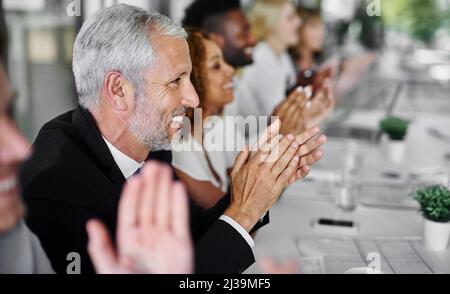 Quella riunione è andata bene. Scatto ritagliato di un gruppo di uomini d'affari applaudendo una presentazione di affari. Foto Stock