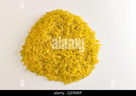 Grano di bulgur, mucchio di grano di bulgur secco non cotti su sfondo bianco, vista dall'alto Foto Stock