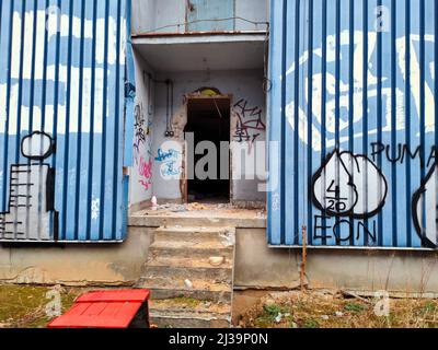 03.29.2021 Varsavia, Polonia. Concetto di esplorazione urbana. Spazio industriale abbandonato con graffiti sulle pareti. Architettura vuota in rovina. Foto di alta qualità Foto Stock