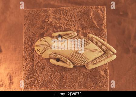 09.03.2021 Varsavia, Polonia. Sorprendente rana o lucertola creatura fatta di avorio in una mostra in un museo. Foto di alta qualità Foto Stock