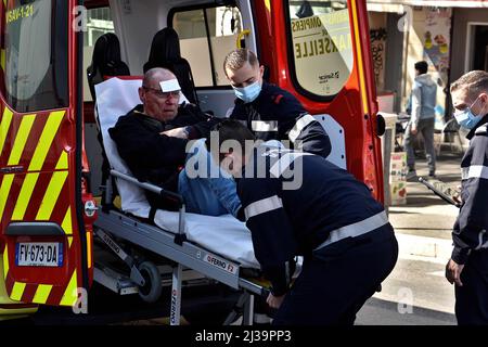 Marsiglia, Francia. 24th Mar 2022. I vigili del fuoco marini di Marsiglia hanno messo un uomo su una barella nel loro furgone. I vigili del fuoco marini di Marsiglia (BMPM) salvano un uomo caduto su un marciapiede. (Foto di Gerard Bottino/SOPA Images/Sipa USA) Credit: Sipa USA/Alamy Live News Foto Stock