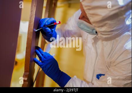 Danzica, Polonia. 06th Apr 2022. Un esperto ha visto la ricerca di tracce di sangue su una parete. Uno specialista che esamina le tracce di sangue presenta tecniche per l'analisi e la sicurezza delle prove presso la sede della polizia di Voivodship a Gdansk. (Foto di Mateusz Slodkowski/SOPA Images/Sipa USA) Credit: Sipa USA/Alamy Live News Foto Stock