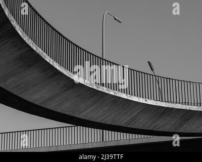 Un angolo basso, scala di grigi di una strada ponte in cemento Foto Stock