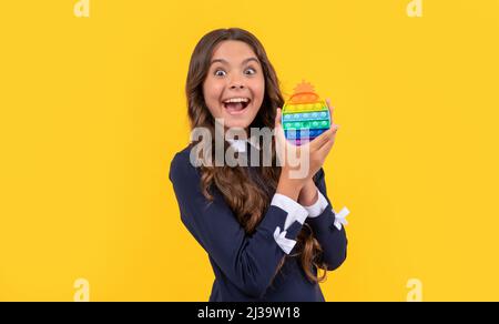 stupito teen girl giocare con pop esso silicone sensoriale fidget gioco, infanzia Foto Stock