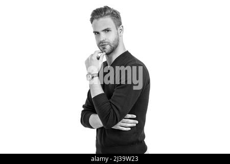 Per barba o non per barba. L'uomo bello tocca il mento non rasato. Cura del corpo maschile. Taglio dei capelli Foto Stock