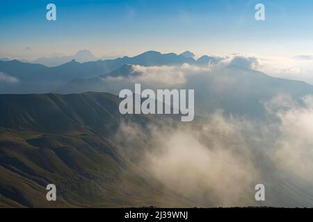 Alpi francesi montagne nascoste da Mist in una mattinata di sole Foto Stock