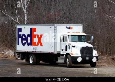 Un camion di spedizione FedEx bianco in un parcheggio Foto Stock