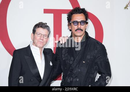 Robert Carsen, Haider Ackermann partecipa al gala di primavera con l'americano Soprano Renee Fleming all'Opera Garnier di Parigi il 06 aprile 2022 a Parigi, Francia. Foto di Nasser Berzane/ABACAPRESS.COM Foto Stock