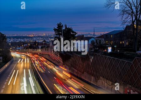 Alba su Parigi vista dall'alto con traffico autostradale Foto Stock