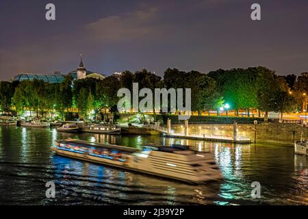 Fiume Senna di notte nel centro di Parigi con edifici alberati e riflessi di luce Foto Stock
