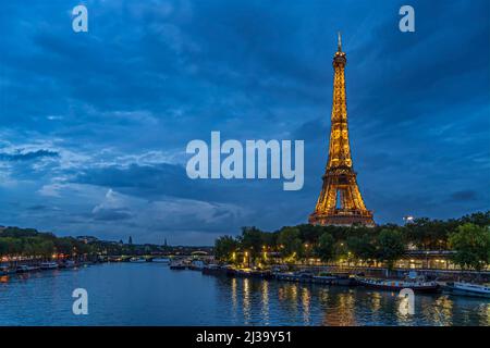 Serata nuvolosa sulla Torre Eiffel a Parigi Fiume Senna e Barche crociera Notte Foto Stock
