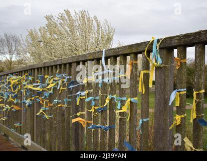 Nastri a sostegno dell'Ucraina su un ponte a Milton Keynes. Foto Stock