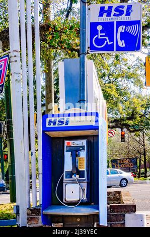 Un telefono pubblico a gettoni chiamato anche telefono a pagamento, si trova all'angolo tra Government Street e Ann Street, 26 marzo 2022, a Mobile, Alabama. Foto Stock