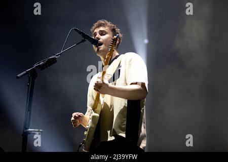 Newcastle, 6th Apr 2022, Sam Fender suona il concerto di casa esaurito l'ultima notte del suo tour britannico alla Newcastle Utilita Arena, 6th Apr 2022 Foto Stock