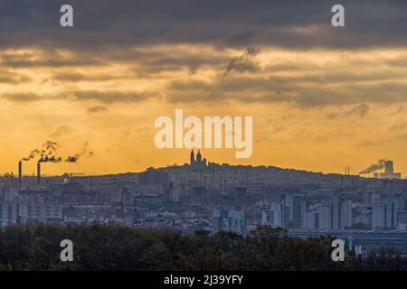 Mattina nuvolosa e colorata sopra Montmartre Hill in stile di vita del traffico di Parigi Foto Stock