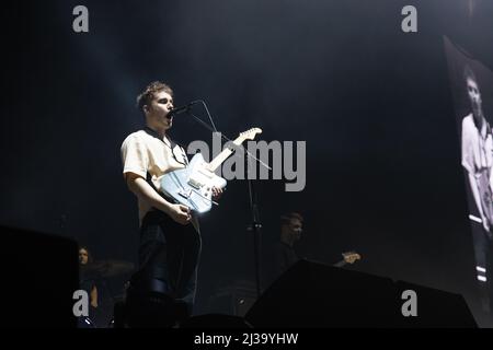 Newcastle, 6th Apr 2022, Sam Fender suona il concerto di casa esaurito l'ultima notte del suo tour britannico alla Newcastle Utilita Arena, 6th Apr 2022 Foto Stock