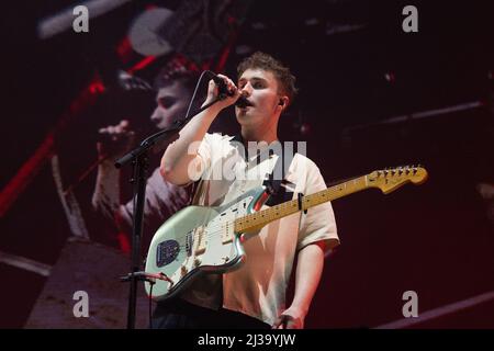 Newcastle, 6th Apr 2022, Sam Fender suona il concerto di casa esaurito l'ultima notte del suo tour britannico alla Newcastle Utilita Arena, 6th Apr 2022 Foto Stock