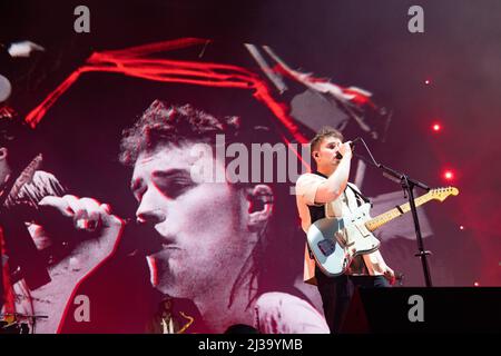 Newcastle, 6th Apr 2022, Sam Fender suona il concerto di casa esaurito l'ultima notte del suo tour britannico alla Newcastle Utilita Arena, 6th Apr 2022 Foto Stock