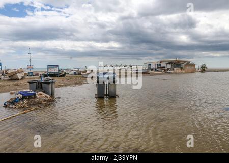 Aprile 6, 2022: 6 Aprile 2022 (Malaga) la tempesta provoca danni sulle spiagge della Costa del Sol di Malaga (Credit Image: © Lorenzo Carnero/ZUMA Press Wire) Foto Stock