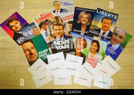 PARIGI, FRANCIA –6 Apr 2022- Visualizza gli opuscoli e le schede ufficiali dei candidati politici per le elezioni presidenziali francesi che si terranno il 10 aprile A. Foto Stock