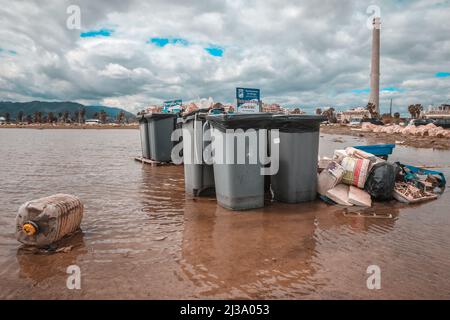 Aprile 6, 2022: 6 Aprile 2022 (Malaga) la tempesta provoca danni sulle spiagge della Costa del Sol di Malaga (Credit Image: © Lorenzo Carnero/ZUMA Press Wire) Foto Stock