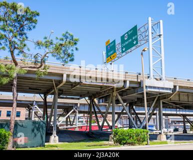 NEW ORLEANS, LA, USA - 3 APRILE 2022: Autostrada sopraelevata su Claiborne Avenue con indicazioni stradali per Claiborne Avenue e le uscite di Sidell Foto Stock