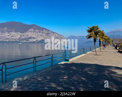 Bergamo, Italia: 10-02-2022: Panoramica del Lago d'Iseo, il quarto lago più grande della Lombardia, Italia, alimentato dal fiume Oglio Foto Stock