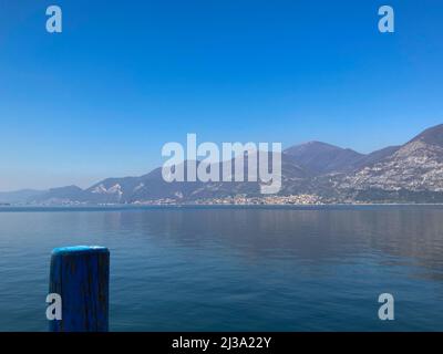 Bergamo, Italia: 10-02-2022: Panoramica del Lago d'Iseo, il quarto lago più grande della Lombardia, Italia, alimentato dal fiume Oglio Foto Stock