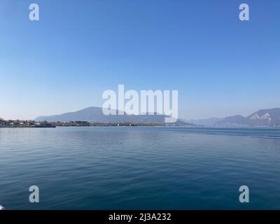 Bergamo, Italia: 10-02-2022: Panoramica del Lago d'Iseo, il quarto lago più grande della Lombardia, Italia, alimentato dal fiume Oglio Foto Stock