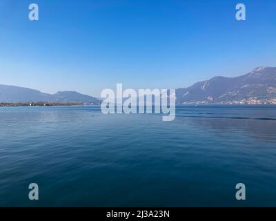 Bergamo, Italia: 10-02-2022: Panoramica del Lago d'Iseo, il quarto lago più grande della Lombardia, Italia, alimentato dal fiume Oglio Foto Stock