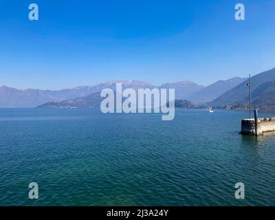 Bergamo, Italia: 10-02-2022: Panoramica del Lago d'Iseo, il quarto lago più grande della Lombardia, Italia, alimentato dal fiume Oglio Foto Stock