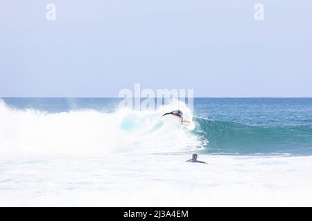 Surfer che cattura un'onda al gasdotto di Banzai in Hawaii Foto Stock