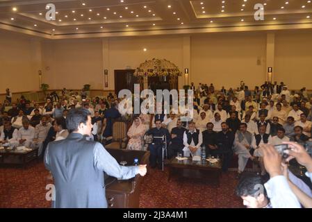 Lahore, Pakistan. 06th Apr 2022. Leader pakistano della Lega Musulmana (N) e leader dell'opposizione nell'Assemblea Provinciale Hamza Shahbaz Sharif e Vice Presidente del PML N Maryam Nawaz Sharif arriva a partecipare alla sessione simbolica dell'assemblea per eleggere il capo della casa in un hotel locale a Lahore. (Foto di Rana Sajid Hussain/Pacific Press) Credit: Pacific Press Media Production Corp./Alamy Live News Foto Stock