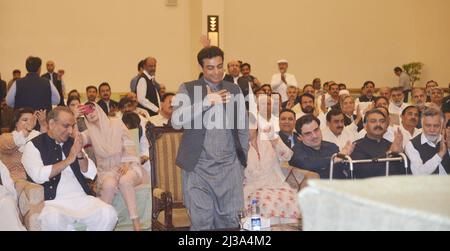 Lahore, Pakistan. 06th Apr 2022. Leader pakistano della Lega Musulmana (N) e leader dell'opposizione nell'Assemblea Provinciale Hamza Shahbaz Sharif e Vice Presidente del PML N Maryam Nawaz Sharif arriva a partecipare alla sessione simbolica dell'assemblea per eleggere il capo della casa in un hotel locale a Lahore. (Foto di Rana Sajid Hussain/Pacific Press) Credit: Pacific Press Media Production Corp./Alamy Live News Foto Stock