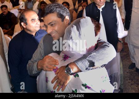 Lahore, Pakistan. 06th Apr 2022. Leader pakistano della Lega Musulmana (N) e leader dell'opposizione nell'Assemblea Provinciale Hamza Shahbaz Sharif e Vice Presidente del PML N Maryam Nawaz Sharif arriva a partecipare alla sessione simbolica dell'assemblea per eleggere il capo della casa in un hotel locale a Lahore. (Foto di Rana Sajid Hussain/Pacific Press) Credit: Pacific Press Media Production Corp./Alamy Live News Foto Stock