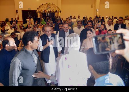 Lahore, Punjab, Pakistan. 6th Apr 2022. Leader pakistano della Lega Musulmana (N) e leader dell'opposizione nell'Assemblea Provinciale Hamza Shahbaz Sharif e Vice Presidente del PML N Maryam Nawaz Sharif arriva a partecipare alla sessione simbolica dell'assemblea per eleggere il capo della casa in un hotel locale a Lahore. (Credit Image: © Rana Sajid Hussain/Pacific Press via ZUMA Press Wire) Foto Stock