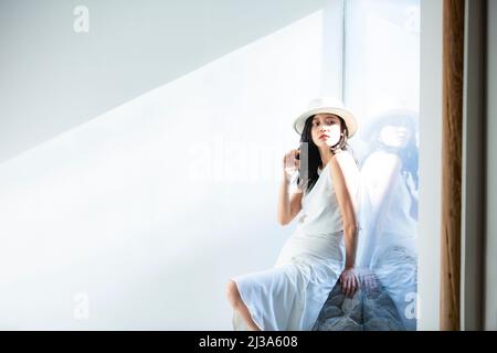 Immagini creative, vestiti gorgeous e trucco modelli femminili squisiti di moda - foto di scorta Foto Stock