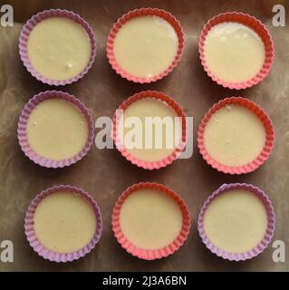 cupcake impasto in stampi di silicone prima del forno Foto Stock