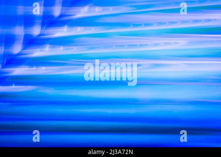 Illustrazione astratta. Forme diritte in blu. Movimento intenzionale della telecamera dell'ICM. Foto Stock