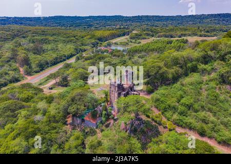 Colonia Independencia, Paraguay - 13 febbraio 2022: Vista aerea del Castillo Echauri. Il castello fu costruito dall'architetto paraguaiano Guillermo Echauri A. Foto Stock
