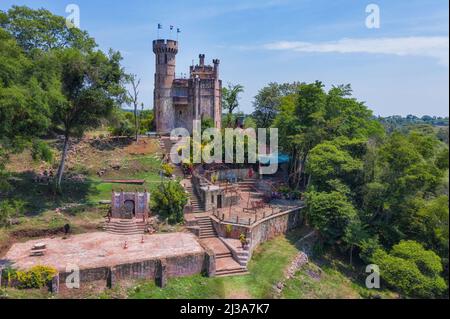 Colonia Independencia, Paraguay - 13 febbraio 2022: Vista aerea del Castillo Echauri. Il castello fu costruito dall'architetto paraguaiano Guillermo Echauri A. Foto Stock