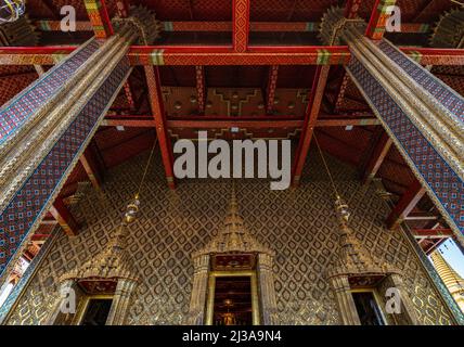 Bangkok, Thailandia - 29 marzo 2022: L'architettura artistica e la decorazione del soffitto della Cappella del tempio del buddha smeraldo alla grande pala Foto Stock